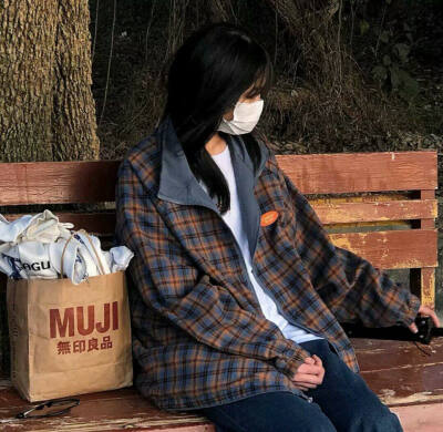 恋爱的意义是什么 是一个人充盈你一个又一个无聊的瞬间 安慰你委屈的时刻 陪你经历一春又一秋的风景 不是让你受委屈