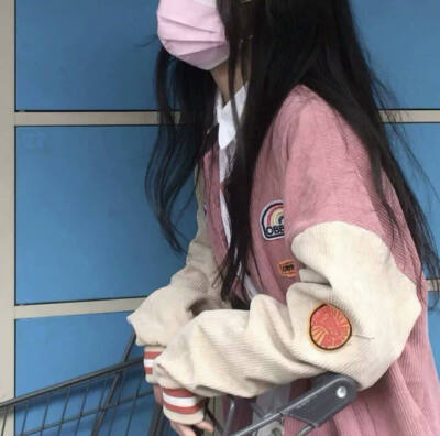 恋爱的意义是什么 是一个人充盈你一个又一个无聊的瞬间 安慰你委屈的时刻 陪你经历一春又一秋的风景 不是让你受委屈