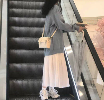 恋爱的意义是什么 是一个人充盈你一个又一个无聊的瞬间 安慰你委屈的时刻 陪你经历一春又一秋的风景 不是让你受委屈