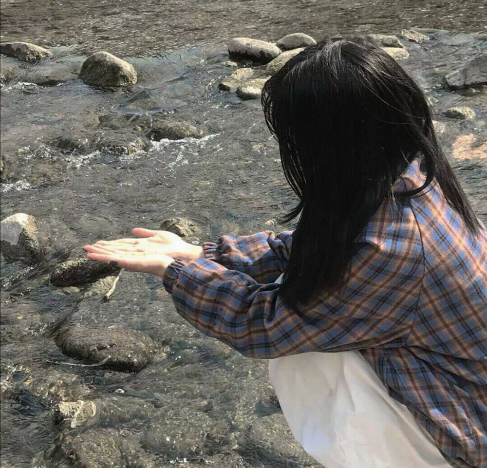 恋爱的意义是什么 是一个人充盈你一个又一个无聊的瞬间 安慰你委屈的时刻 陪你经历一春又一秋的风景 不是让你受委屈