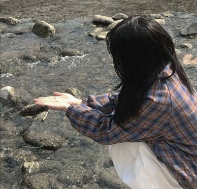 恋爱的意义是什么 是一个人充盈你一个又一个无聊的瞬间 安慰你委屈的时刻 陪你经历一春又一秋的风景 不是让你受委屈