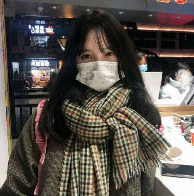 恋爱的意义是什么 是一个人充盈你一个又一个无聊的瞬间 安慰你委屈的时刻 陪你经历一春又一秋的风景 不是让你受委屈