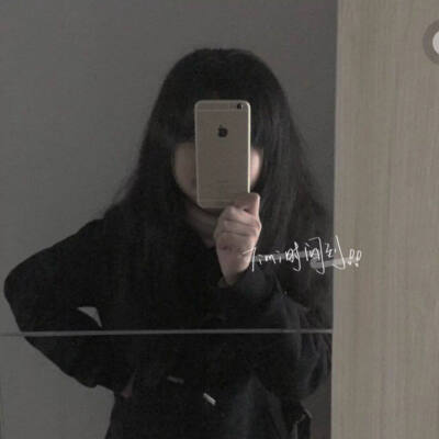 恋爱的意义是什么 是一个人充盈你一个又一个无聊的瞬间 安慰你委屈的时刻 陪你经历一春又一秋的风景 不是让你受委屈