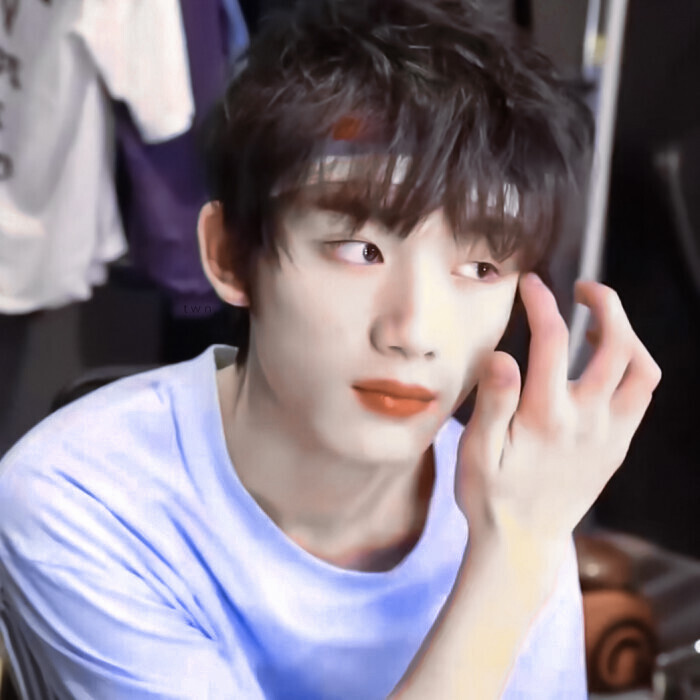 “月色皎皎，街口的玫瑰开了”
“什么”
“我说我们私奔吧”
/
原截许辄