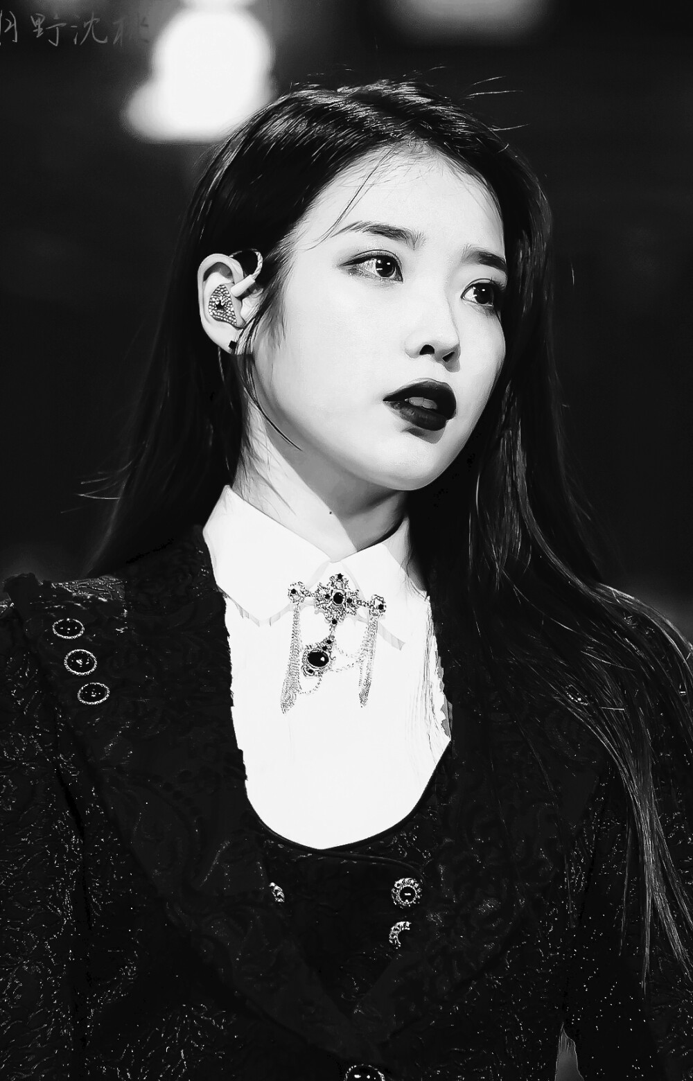 IU | 人气歌谣官方图 自修8P
“Balck & Red”