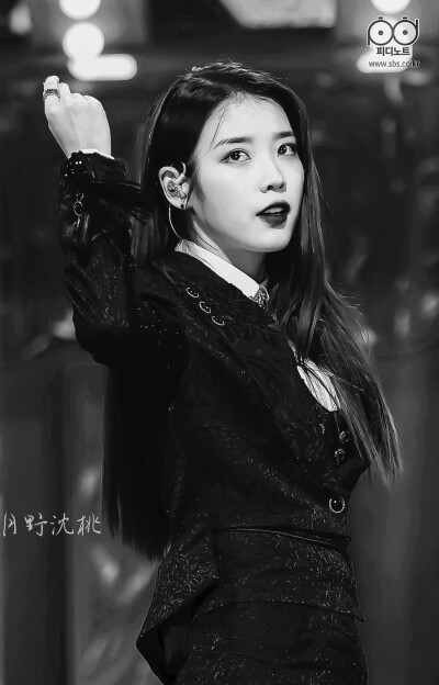 IU | 人气歌谣官方图 自修8P
“Balck & Red”