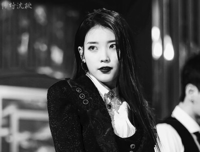 IU | 人气歌谣官方图 自修8P
“Balck & Red”