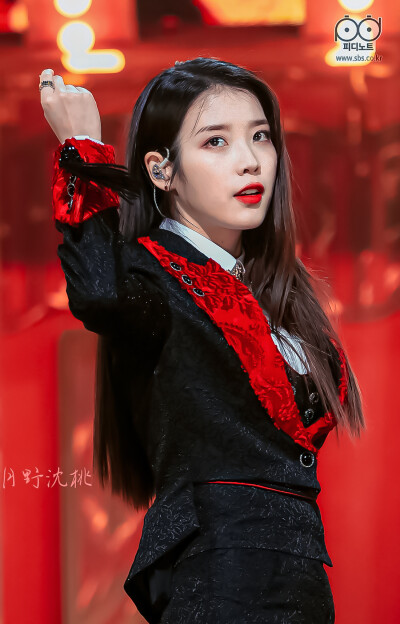 IU | 人气歌谣官方图 自修8P
“Balck & Red”