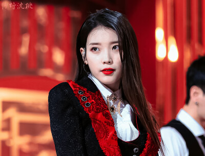 IU | 人气歌谣官方图 自修8P
“Balck & Red”