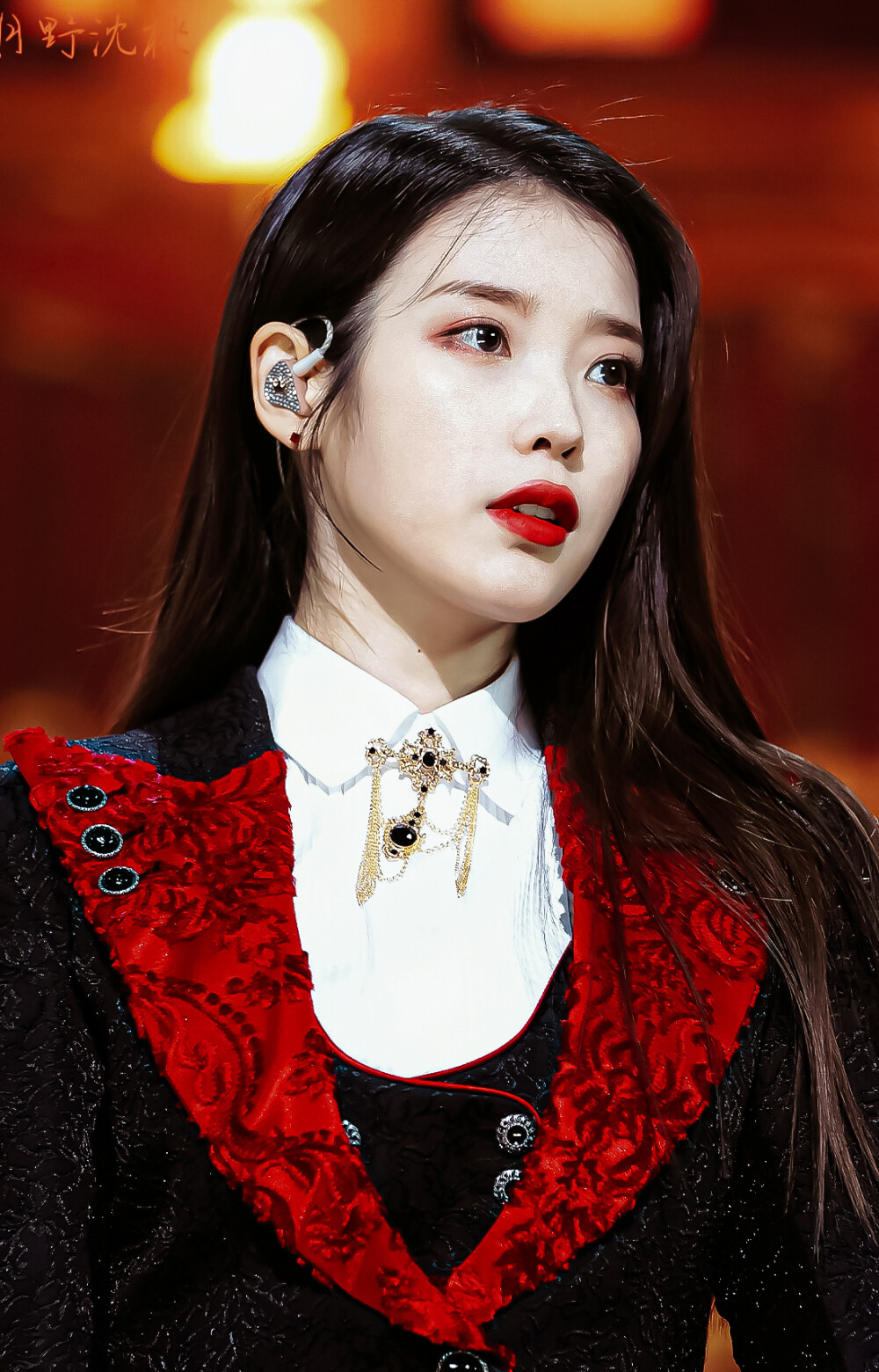 IU | 人气歌谣官方图 自修8P
“Balck & Red”