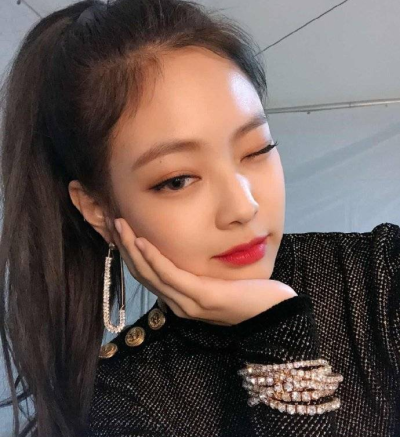 Jennie怎么拍都好看♡