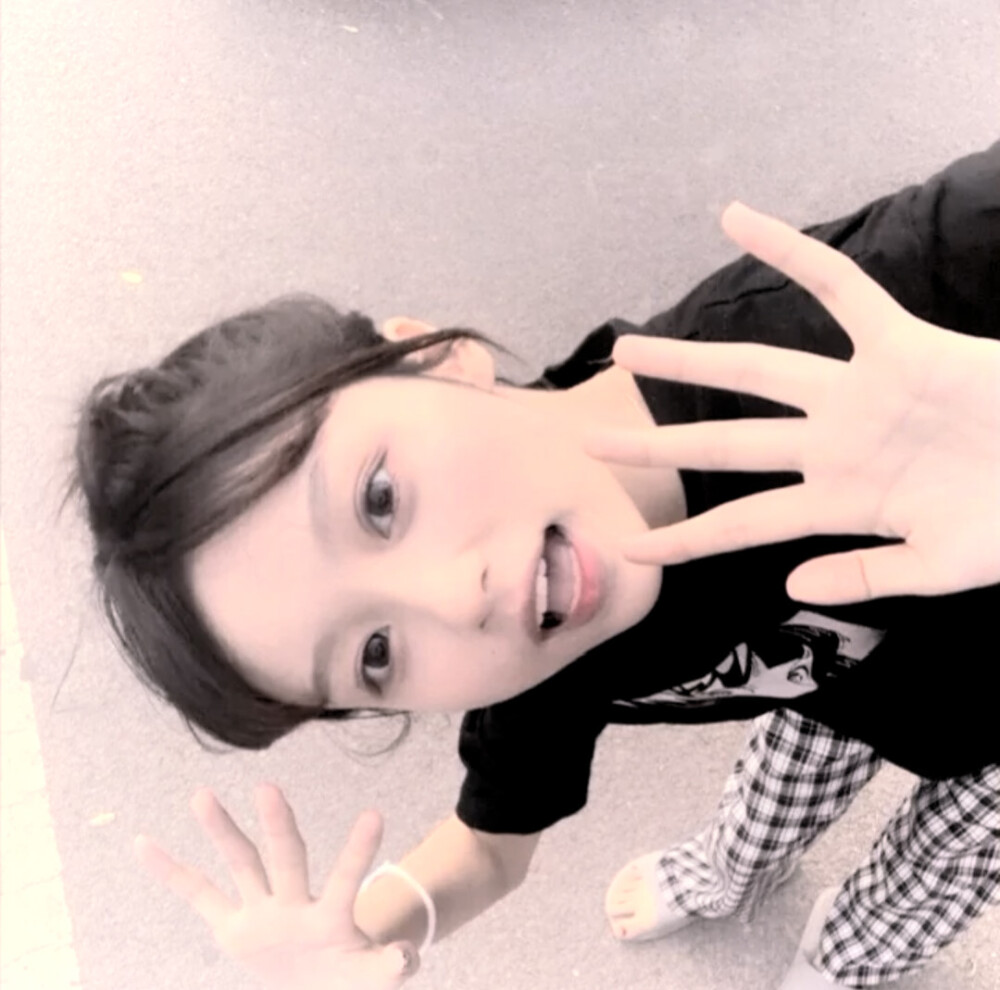 二传记得我叫皇小韵.礼貌拿图.自调滤镜