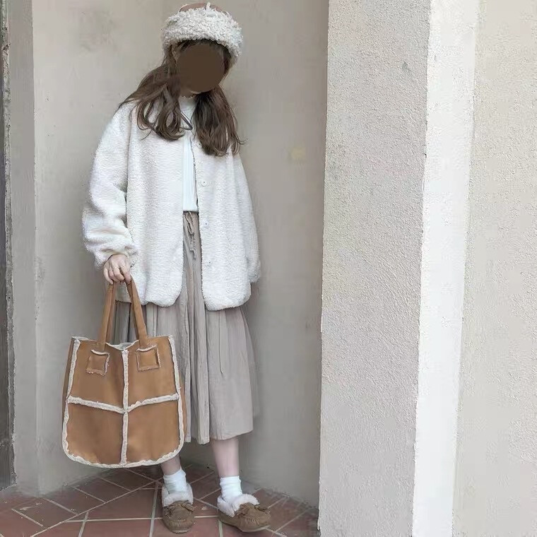 仿麂皮羊羔绒复合 拼接 复古搭配 粗笨手工感 手提包