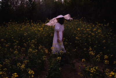 春夏来临之际 花开遍地 在微风里奔跑 感受夏天的气息......