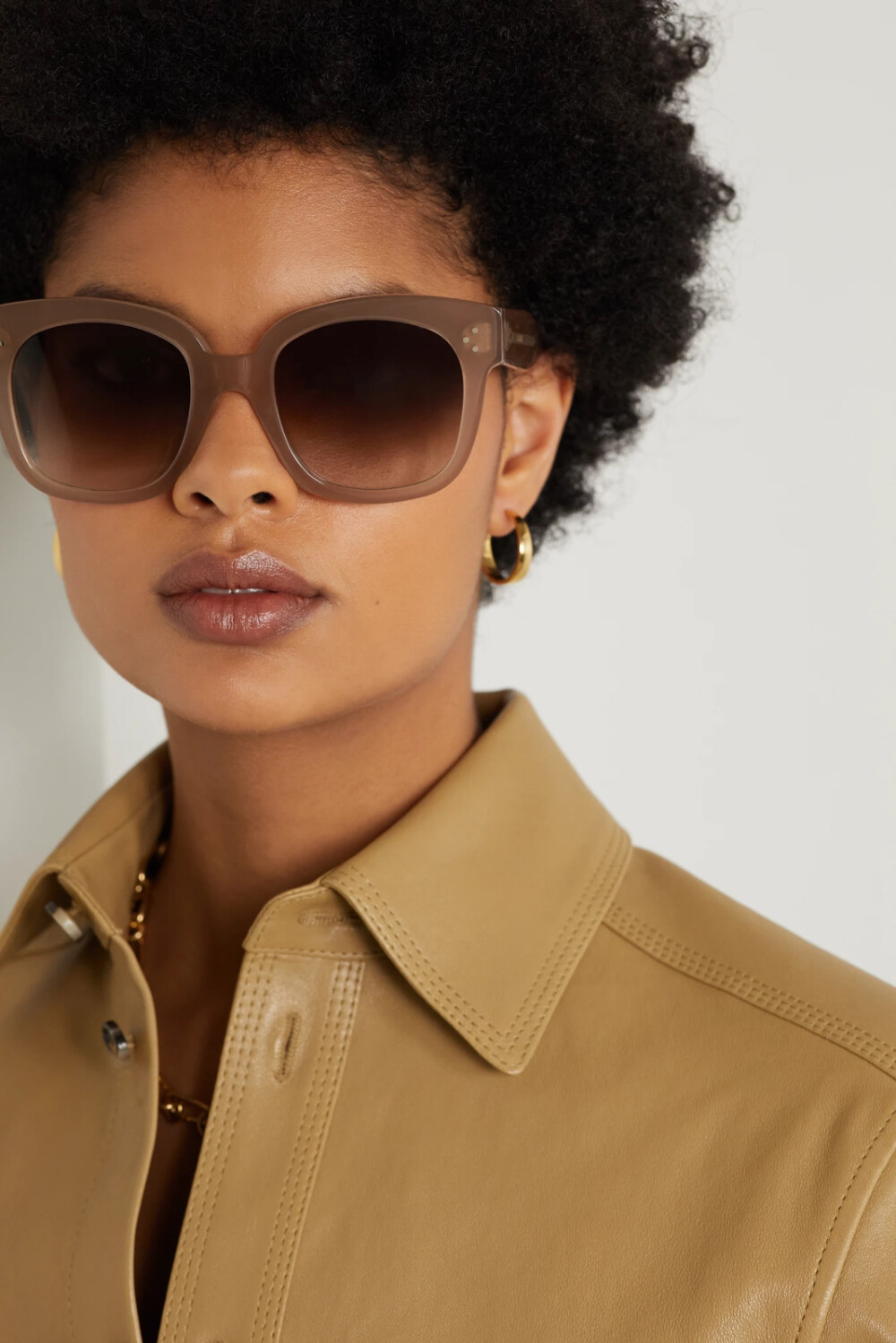 celine eyewear 这款方框太阳镜的两侧均饰有三个圆点,尤具品牌辨识度