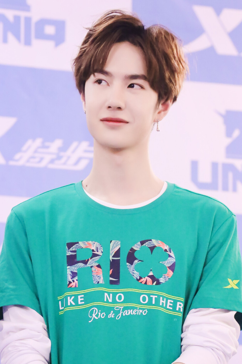 160520特步一日店长uniq王一博crlogo