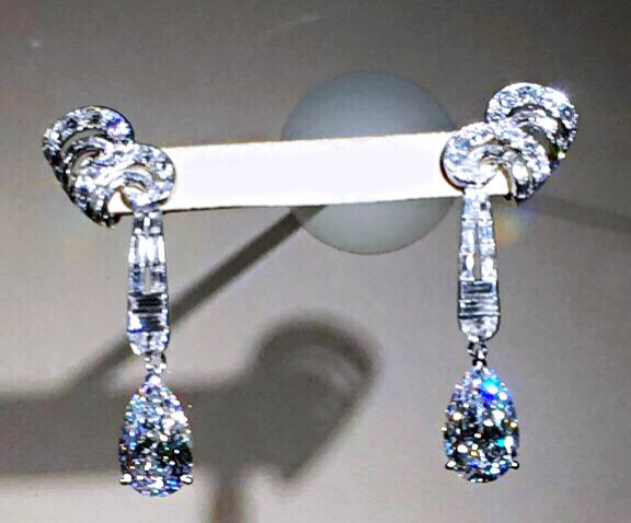 埃及公主，前伊朗王后法兹雅的梵克雅宝钻石耳环，卷轴式波浪设计，Art Deco风格搭配梨形钻石，由珠宝商梵克雅宝制造，应该是第一任丈夫巴列维送给她的结婚礼物之一，在嫁入伊朗的婚后初期曾多次佩戴，包括出现在最为著名的官方照和婚宴场合中。1952年，随着法兹雅和巴列维离婚，埃及王室被推翻，法兹雅就没有再佩戴过。后续的结果是珠宝被梵克雅宝回购，并且作为展品展出于巡回展览。