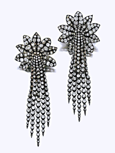 钻石流苏耳环，原本是英国碧翠丝公主（维多利亚女王小女儿）一组胸针的一部分，03年以耳环的模样出现在苏富比拍卖会，被名媛贵妇Cecile Zilkha拿下。