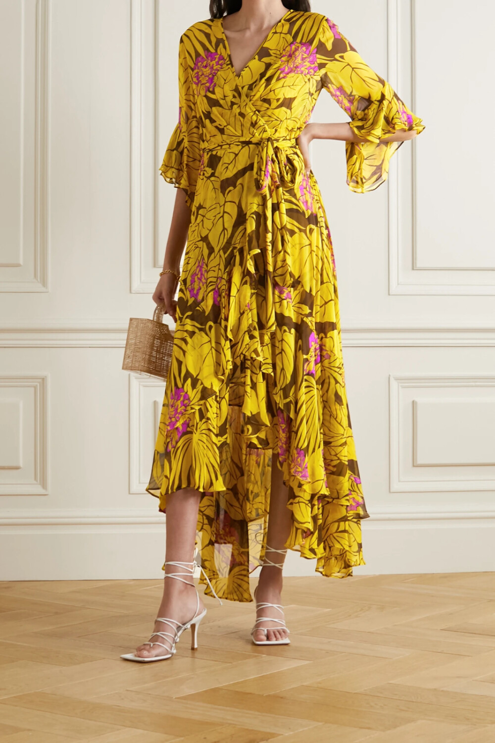 Diane von Furstenberg 这款 “Jean” 连衣裙裁自飘逸的顺纡绉，尺寸醒目的棕榈叶与粉色花朵图案交相掩映，起伏的荷叶边为裹身裙型更添柔美韵味。衣身稍稍透肤，其内的可卸式衬裙可防止走光。