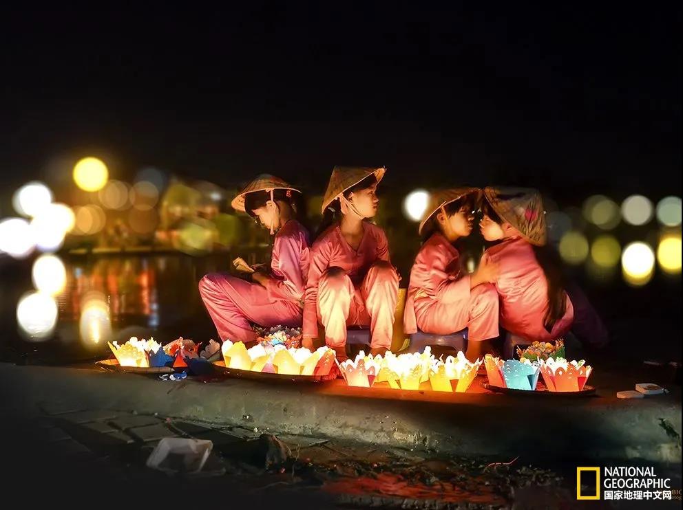 黑夜之光
“在台风海燕（Typhoon Haiyan）刚刚席卷过越南海岸后不久，我们便到达了会安（ Hoi An）。台风的威力真是不一般，给人们带来了诸多不便。我们也是费了九牛二虎之力才抵达了市中心，还算好，店铺商铺都已经重新开张了，城市里又有了生气。当晚正值满月，在月光的辉映下，身着粉色越南传统服装的女孩们正在岸边售卖蜡烛以感谢祖先的庇护，保佑她们躲过灾难。”摄影：Fabio Manca