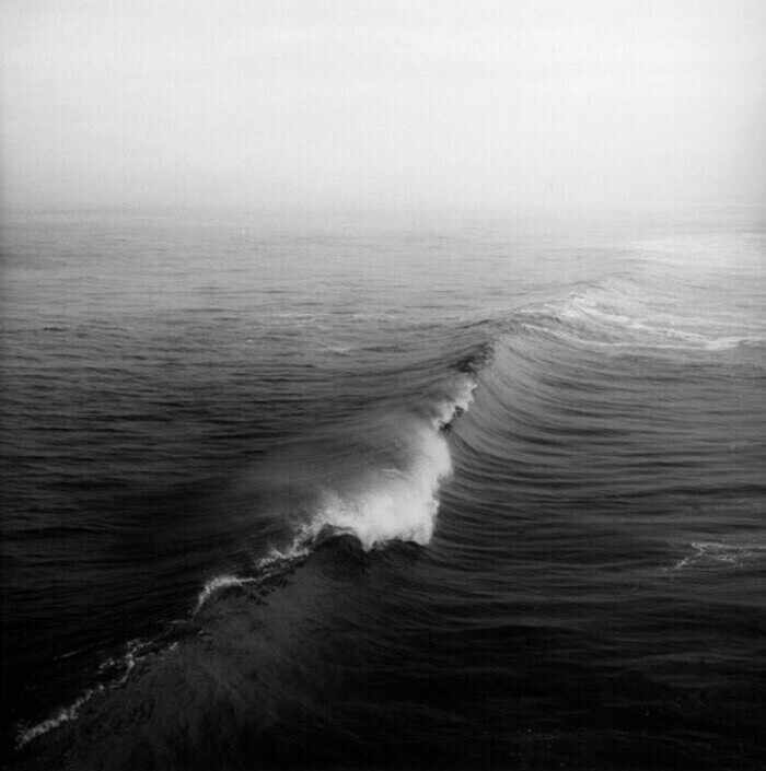  · 真っ暗の海面
