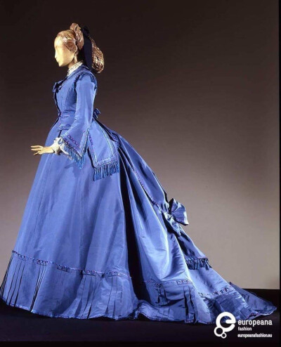 皮埃罗·托西
《路德维希》中索菲公主和瓦格纳见面时的蓝色克里诺林裙。 ​​​