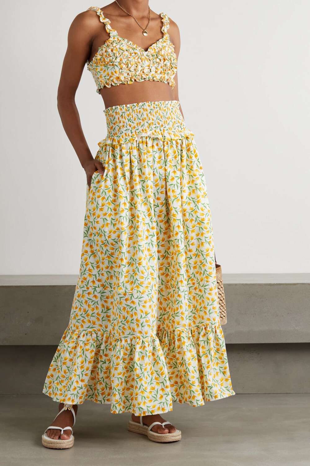 Loretta Caponi 历来坚持运用奢华面料和精湛高超的佛罗伦萨手工匠艺，打造出款款长久耐穿的优雅佳作。这款 “Amira” 半身裙裁自纯棉巴里纱，设有荷叶边腰身和平行绉缝，层接式设计浪漫柔美。郁金香印花图案散发出阳光活力气息，与配套上衣相互呼应。