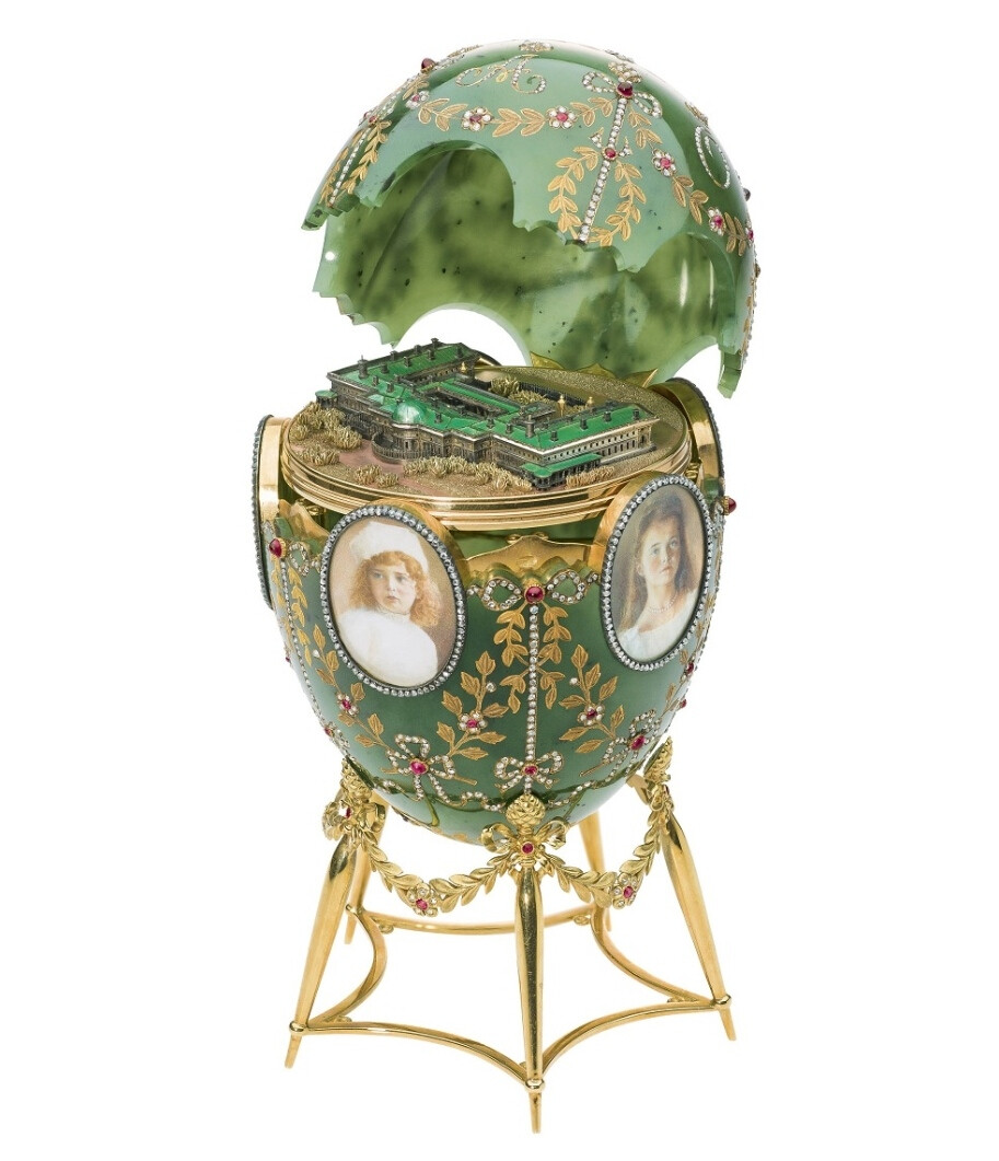 The Alexander Palace Egg 彩蛋，by Fabergé，1908年
采用金、银制作，绘有彩色珐琅，镶嵌钻石、红宝石、软玉、水晶，搭配玻璃、原木、丝绒和兽骨，由 Fabergé 首席工艺大师 Henrik Wigstrom (1862-1923) 制作