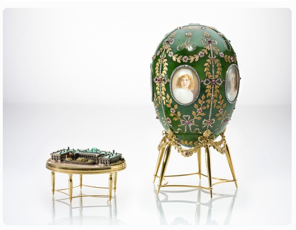 The Alexander Palace Egg 彩蛋，by Fabergé，1908年
采用金、银制作，绘有彩色珐琅，镶嵌钻石、红宝石、软玉、水晶，搭配玻璃、原木、丝绒和兽骨，由 Fabergé 首席工艺大师 Henrik Wigstrom (1862-1923) 制作