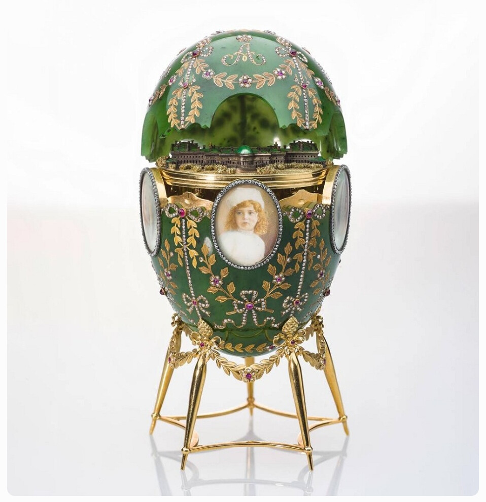 The Alexander Palace Egg 彩蛋，by Fabergé，1908年
采用金、银制作，绘有彩色珐琅，镶嵌钻石、红宝石、软玉、水晶，搭配玻璃、原木、丝绒和兽骨，由 Fabergé 首席工艺大师 Henrik Wigstrom (1862-1923) 制作