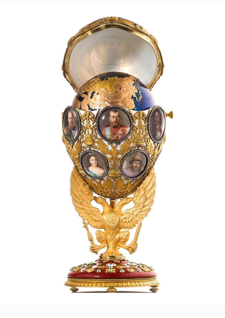 Romanov Tercentenary Egg 彩蛋，by Fabergé，1913年
采用金、银制作，镶嵌钻石、绿松石、水晶，绘有珐琅，水彩，彩蛋惊喜采用精钢、彩金制作，绘有珐琅，由 Fabergé 首席工艺大师 Henrik Wigstrom (1862-1923) 制作