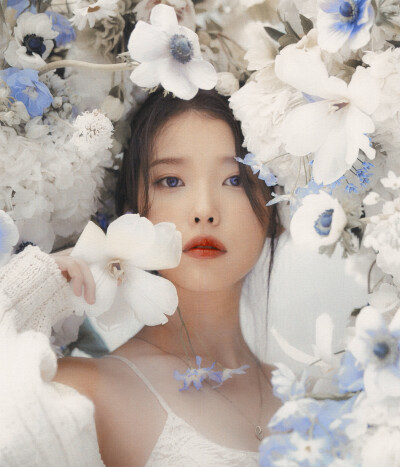 IU | 正规五辑内页扫图
cr:边五爷