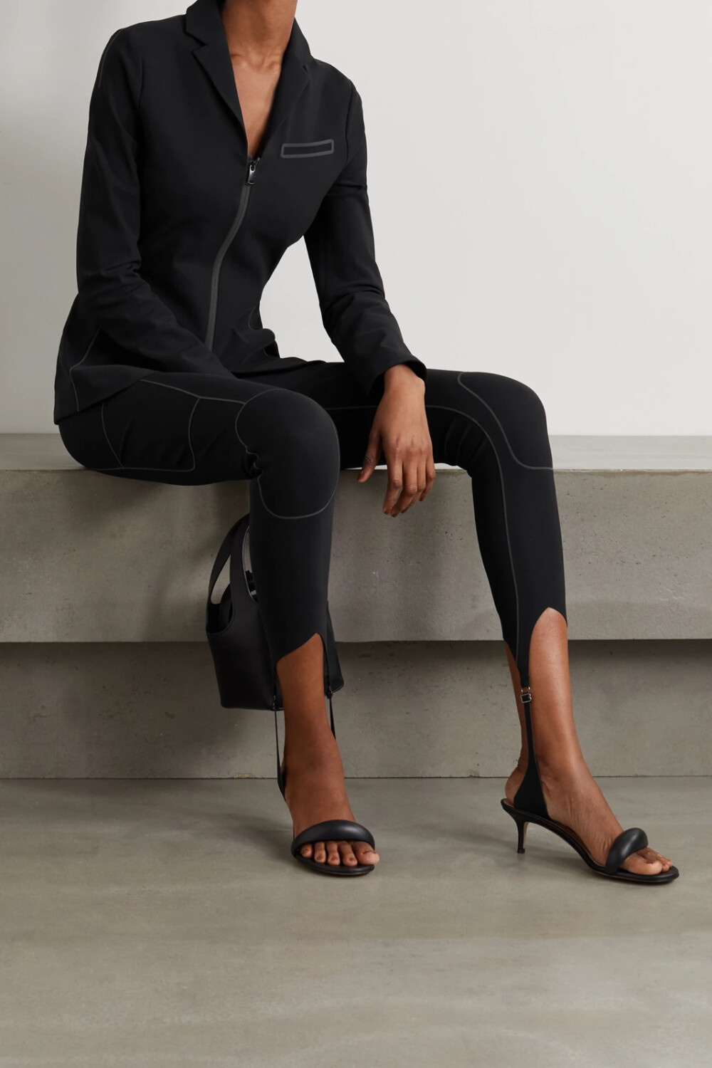 Coperni 的设计拍档 Arnaud Vaillant 和 Sébastien Meyer 在打造 2021 春夏系列时，专注于为作品加入令人惊喜的科技感元素。这款长裤所用的 “C+” 面料正是由二人特别研发，不仅拥有潜水服布料的绵软质感，还具有抗菌和全波段防晒的功能。此单品诞生于意大利，配有可调节踝部踩脚袢带，醒目的灰色线迹代表人体的动态美感。