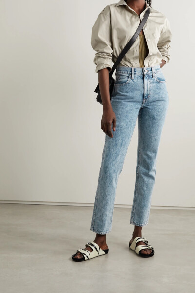 SLVRLAKE 联合创始人 Louise Edgley 对简约低调的设计情有独钟,其美学理念在品牌服饰上得到了充分体现。这款 “Virginia” 窄腿牛仔裤采用高腰设计,略经水洗和褪色处理,散发出迷人的怀旧气息。