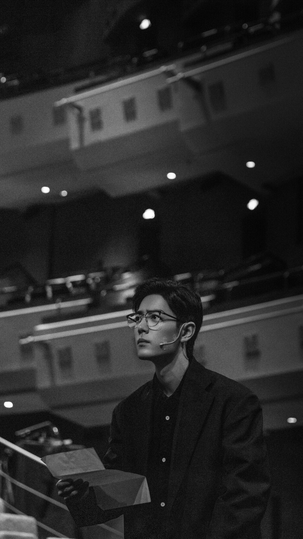 肖战头像壁纸背景简洁黑白如梦之梦话剧