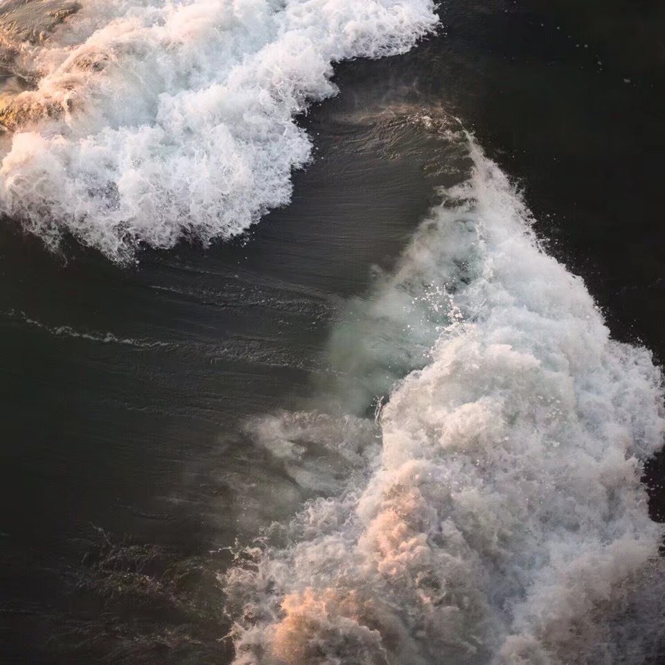 大海是无法亲吻天空的