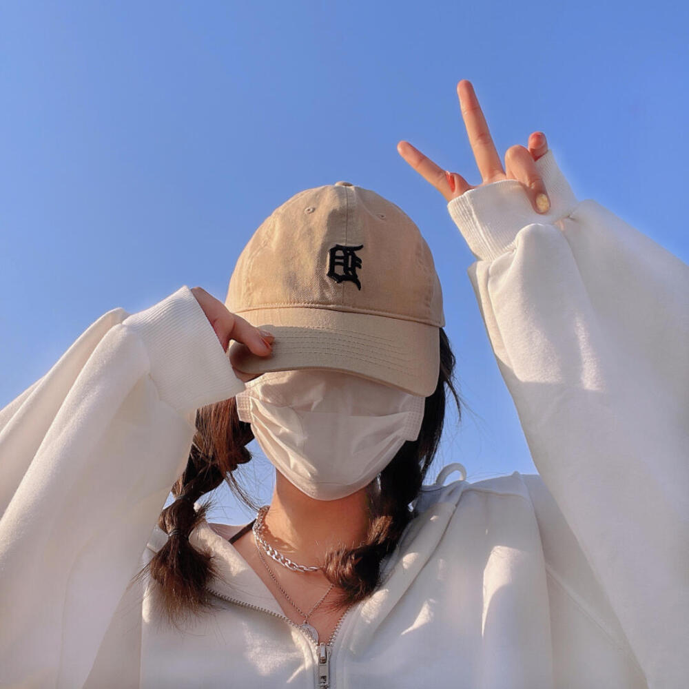 脚踏两只船 ，迟早要翻船 ，脚踏万只船， 翻都翻不完。