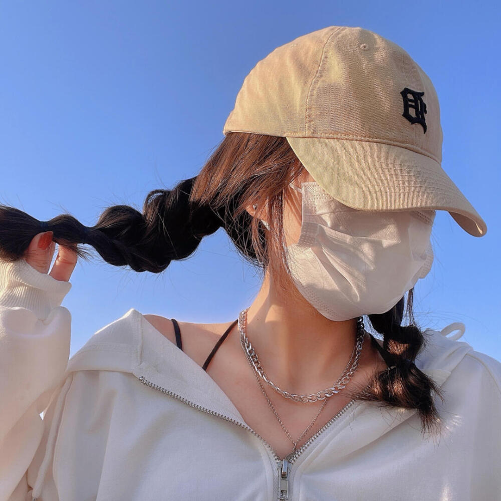 脚踏两只船 ，迟早要翻船 ，脚踏万只船， 翻都翻不完。