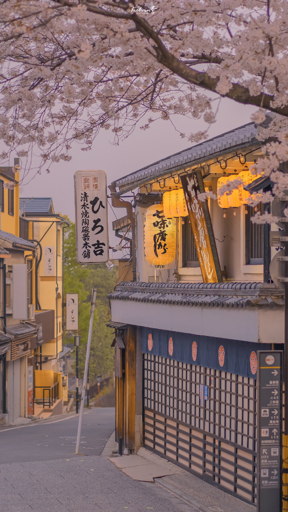 晚风吹行舟，花路入溪口。际夜转西壑，隔山望南斗。潭烟飞溶溶，林月低向后。生事且弥漫，愿为持竿叟。