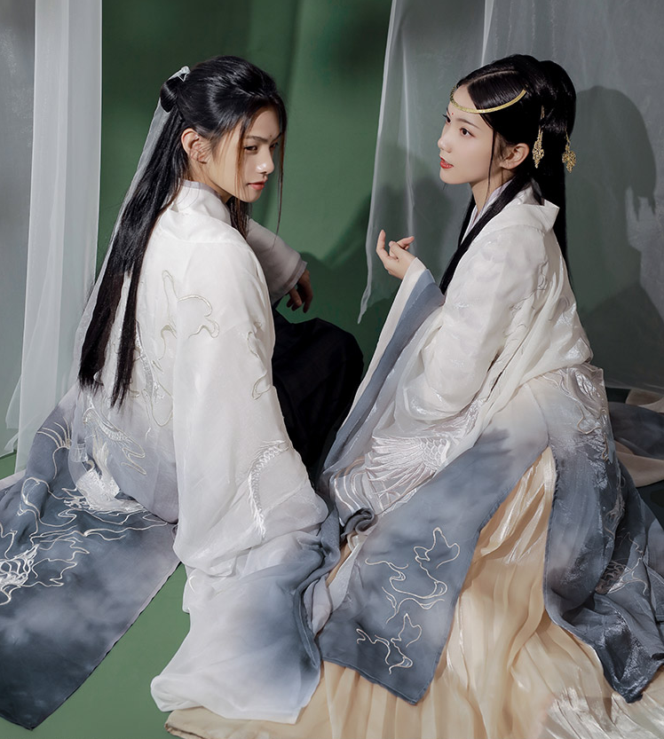 翠帏闲掩舞双鸾，旧香寒。