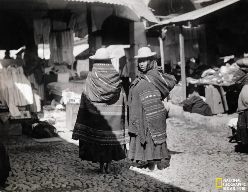 闲聊
这张照片拍摄于1909年，两名女性在玻利维亚拉巴斯的一个市场里聊天。作家兼摄影师Harriet Chalmers Adams在随附的故事中写道:“如果拉巴斯是一只孔雀，那市场就是它的尾巴。”摄影：Harriet Chalmers Adams