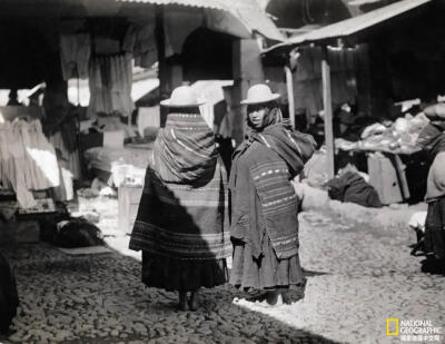 闲聊
这张照片拍摄于1909年，两名女性在玻利维亚拉巴斯的一个市场里聊天。作家兼摄影师Harriet Chalmers Adams在随附的故事中写道:“如果拉巴斯是一只孔雀，那市场就是它的尾巴。”摄影：Harriet Chalmers A…