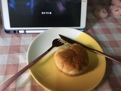 下午茶
两个小面包，两包辣条，一块全麦，牛油果，水果杯（羊角蜜，人参果，巴旦木8颗）