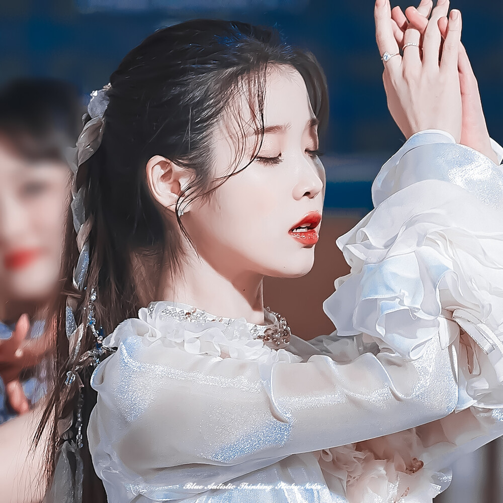 ◦IU