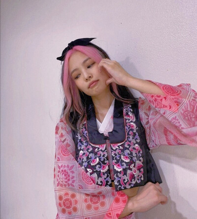 他们停下了脚步，目光追随着我的女孩JENNIE
（原截/奶桃桃）