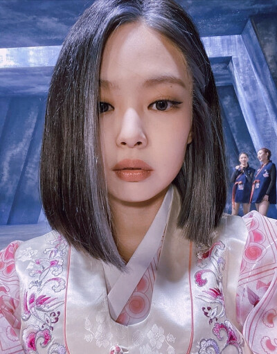 他们停下了脚步，目光追随着我的女孩JENNIE
（原截/奶桃桃）