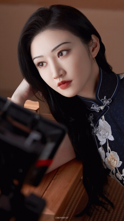 「 旗袍甜甜 白皇后甜甜 」｜景甜
旗袍和白发造型都太漂亮了！#景甜白皇后造型# ​
cr@陈诗言