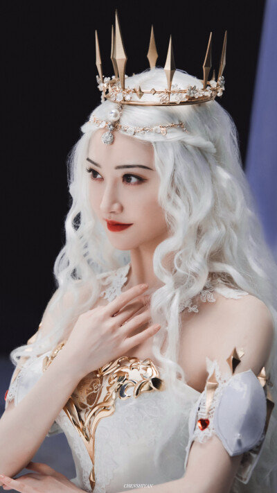 「 旗袍甜甜 白皇后甜甜 」｜景甜
旗袍和白发造型都太漂亮了！#景甜白皇后造型# ​
cr@陈诗言