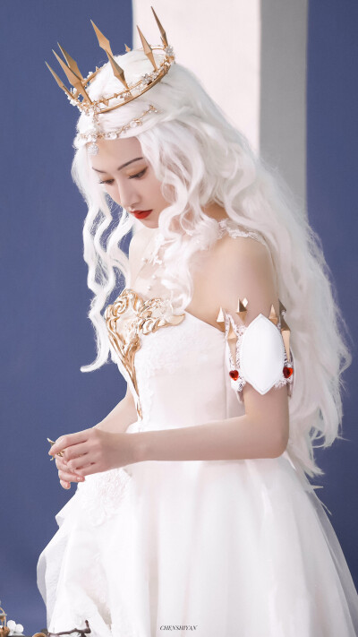 「 旗袍甜甜 白皇后甜甜 」｜景甜
旗袍和白发造型都太漂亮了！#景甜白皇后造型# ​
cr@陈诗言