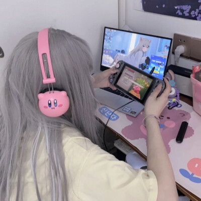 
满城的芬芳倾倒在泥泞的马路上